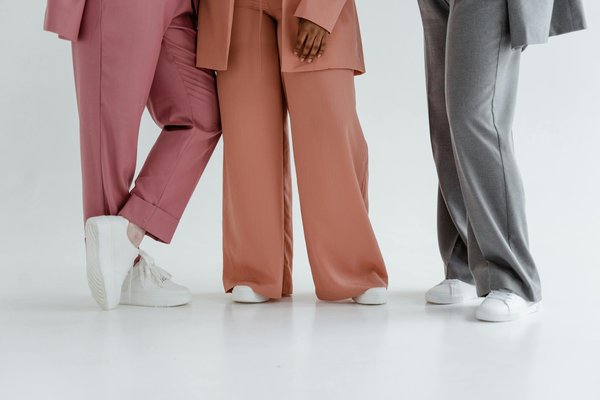 Comment bien porter un pantalon large pour femme : maîtriser l'art de l'élégance décontractée